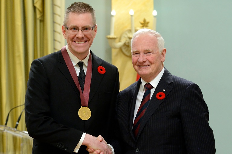 Michael Berry acceptant son prix à Rideau Hall, 2014.