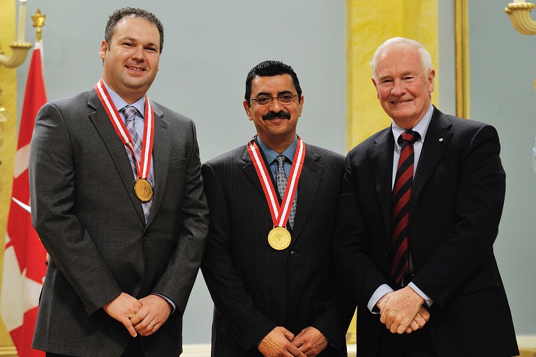 Daraius M. Bharucha et Stefano Fornazzari San Martin acceptant leur prix à Rideau Hall, 2012.