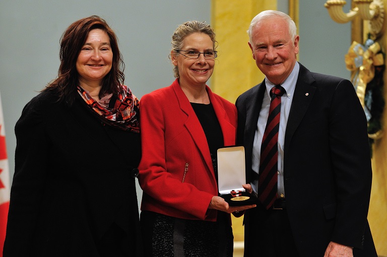 Lindae Stokes et Cynthia Klaassen acceptant le prix au nom de Calgary Heritage Initiatives Society à Rideau Hall, 2012.