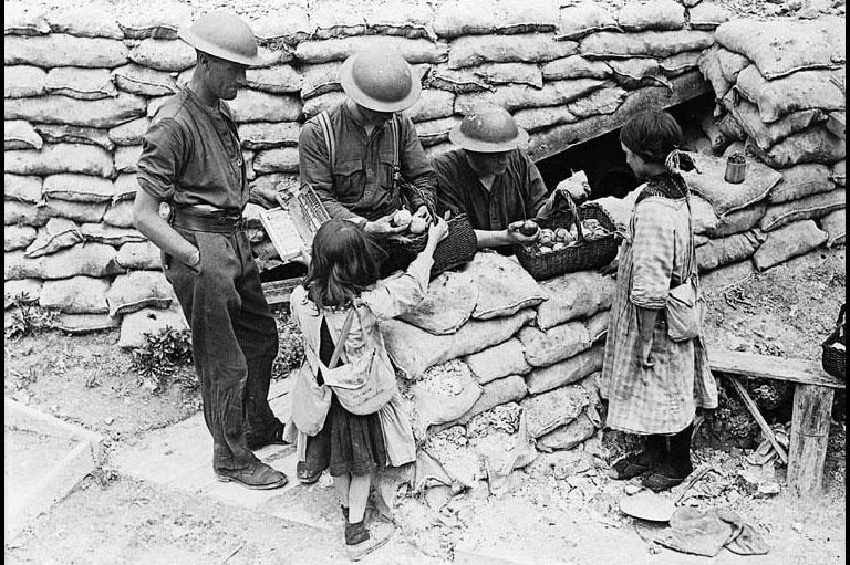 Photo noir et blanc Grande Guerre - Soldats et enfants