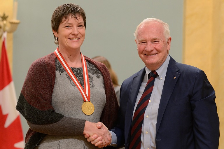 Rachel Collishaw acceptant son prix à Rideau Hall, 2013.