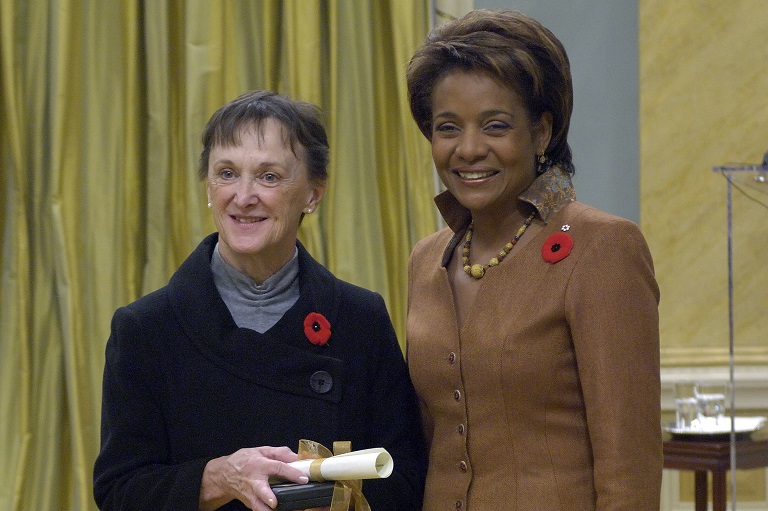 Susan Haynes acceptant son prix à Rideau Hall, 2007.