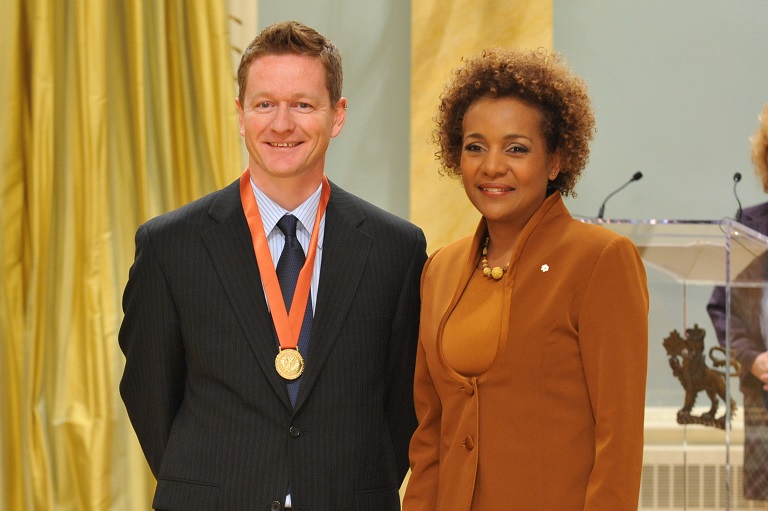 Neil Robinson acceptant son prix à Rideau Hall, 2009.