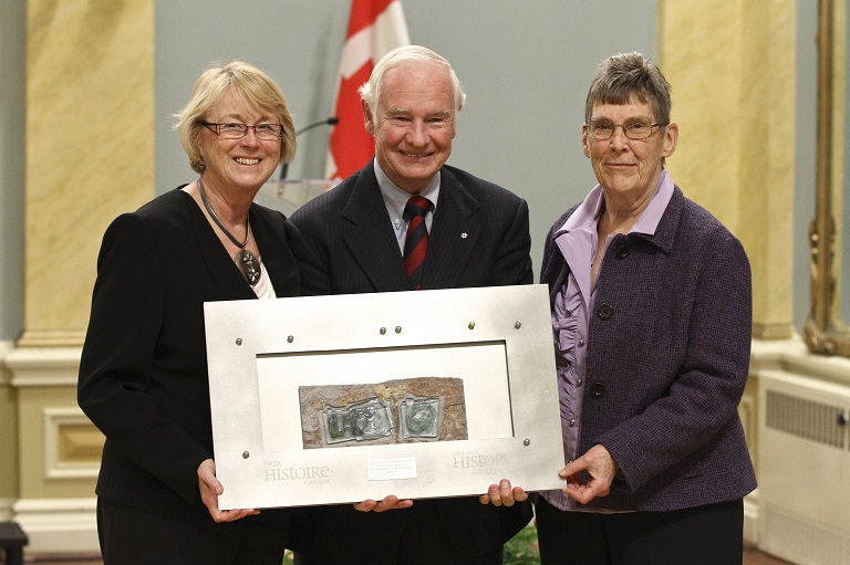 Joan Karstens et Pat Rowe acceptant le prix au nom de l'organisme St. Joseph and Area Historical Society à Rideau Hall, 2011.