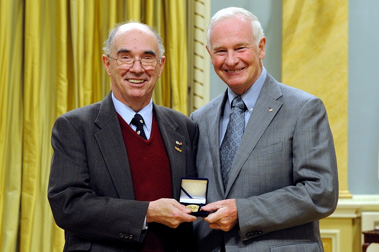 Desmond Morton acceptant son prix à Rideau Hall, 2010.