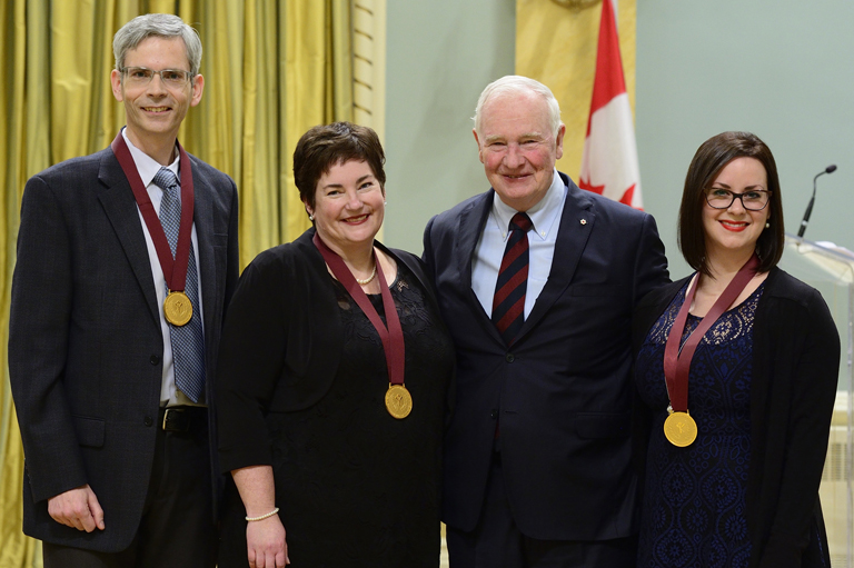 Brian Clancy, Lisa Sheppard et Catherine Morneault acceptant leur prix à Rideau Hall, Ottawa, 2016.