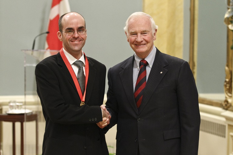 Michel Ducharme acceptant son prix à Rideau Hall, 2011.