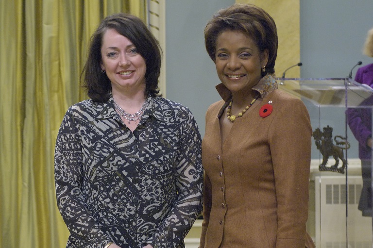 Monique Martin acceptant son prix à Rideau Hall, 2007.