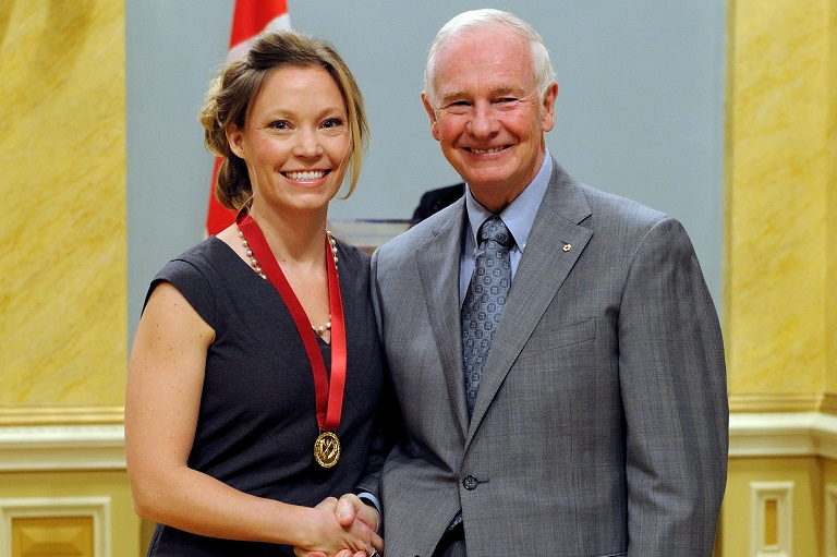 Amy Park acceptant son prix à Rideau Hall, 2010. 