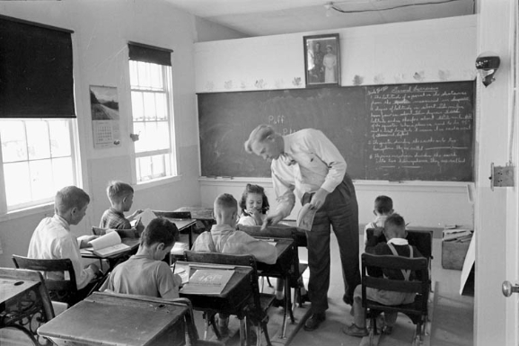 Élèves et enseignants dans un classe ancienne