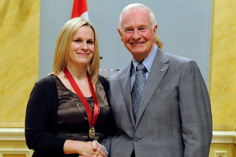 Diane Vautour acceptant son prix à Rideau Hall, 2010. 