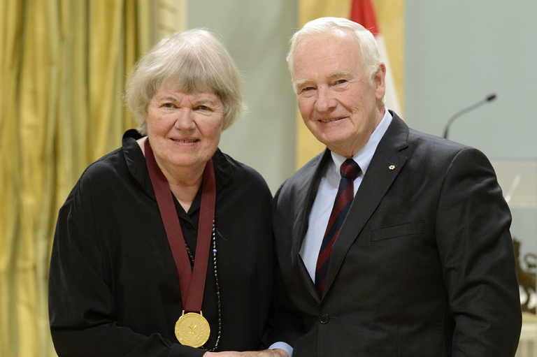 Jean Barman acceptant son prix à Rideau Hall, Ottawa, 2015. 