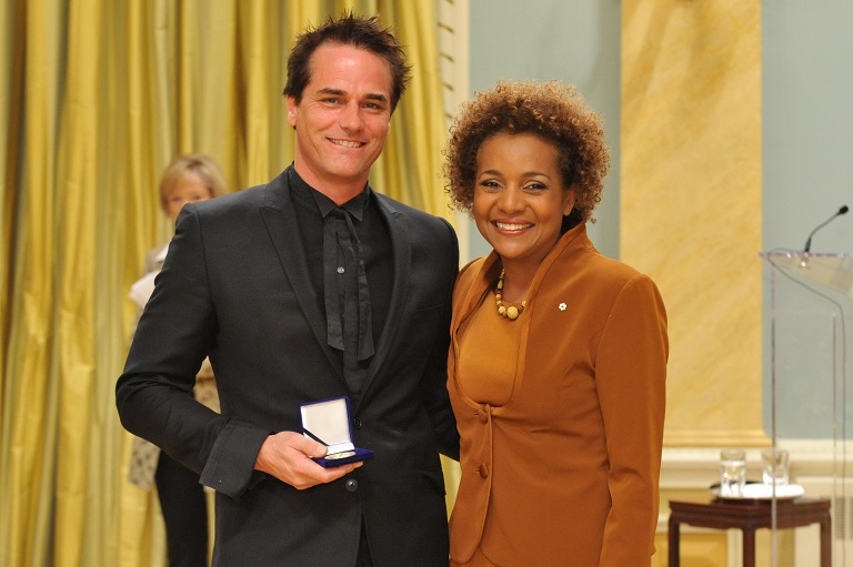 Paul Gross acceptant son prix à Rideau Hall, 2009.