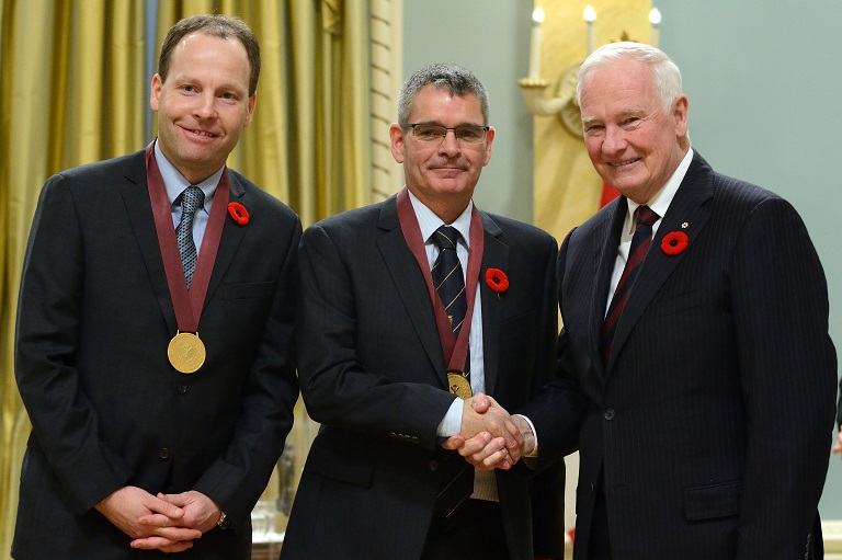 Ryan McManaman et David Alexander acceptant leur prix à Rideau Hall, 2014.