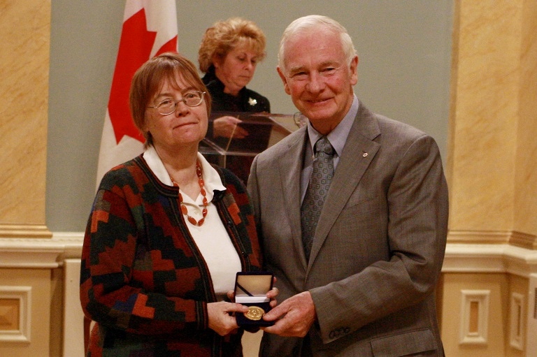 Béatrice Craig acceptant son prix à Rideau Hall, 2010.