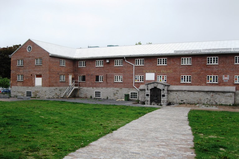 Bâtiment en briques rouges avec une cour gazonnée