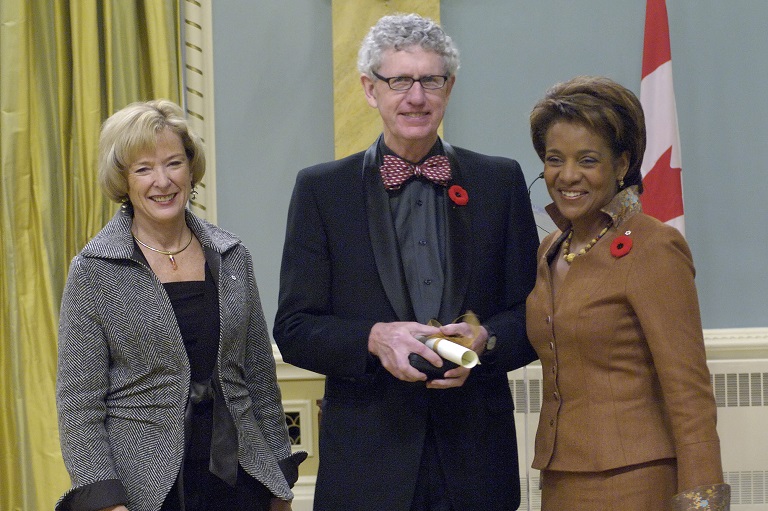 Brian McKenna acceptant son prix à Rideau Hall, 2007.