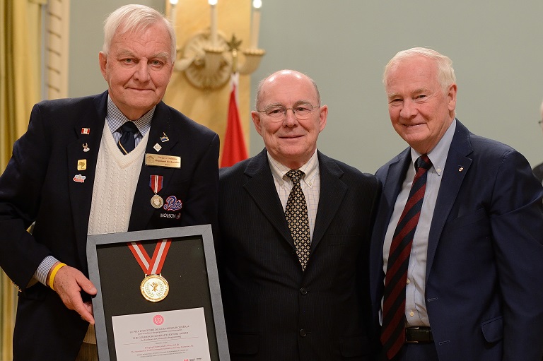 L'organisation Boomtown Trails Community Initiatives Society acceptant leur prix à Rideau Hall, 2013.