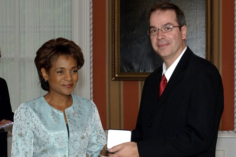 Antony Caruso recevant son prix à Rideau Hall, 2006.