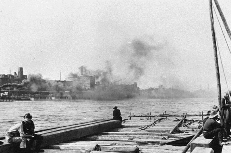 Voyage de bois passant devant Montréal