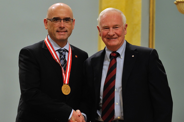 Scott Masters acceptant son prix à Rideau Hall, 2012.