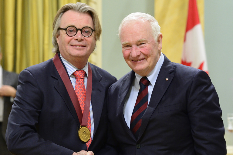 Robert C. H. Sweeny acceptant son prix à Rideau Hall, Ottawa, 2016.