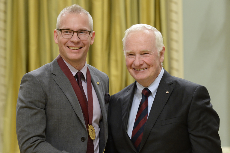 Craig Brumwell accepte son prix à Rideau Hall, Ottawa, 2015.