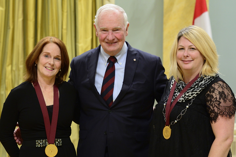 Elizabeth Freeman-Shaw et Sarah Murdoch acceptant leur prix à Rideau Hall, Ottawa, 2016.