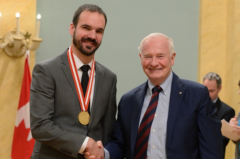 Matt Henderson acceptant son prix à Rideau Hall, 2013.