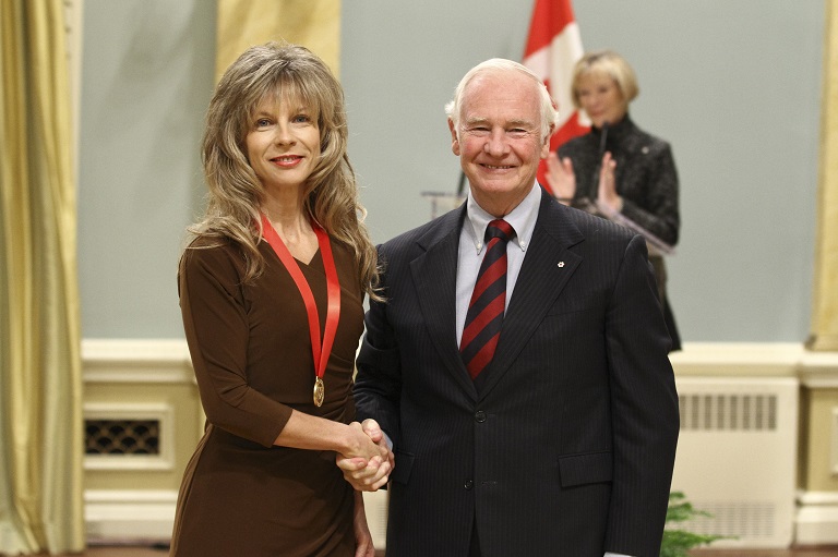 Sylvia Smith acceptant son prix à Rideau Hall, 2011.