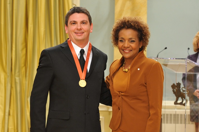 Neil Stephenson acceptant son prix à Rideau Hall, 2009.