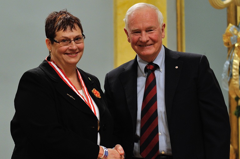 Elizabeth Phipps acceptant son prix à Rideau Hall, 2012.