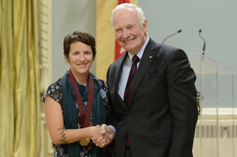 Kim Sadowsky acceptant son prix à Rideau Hall, Ottawa, 2015.