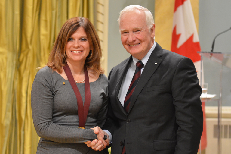 Jennifer Janzen acceptant son prix à Rideau Hall, Ottawa, 2015.