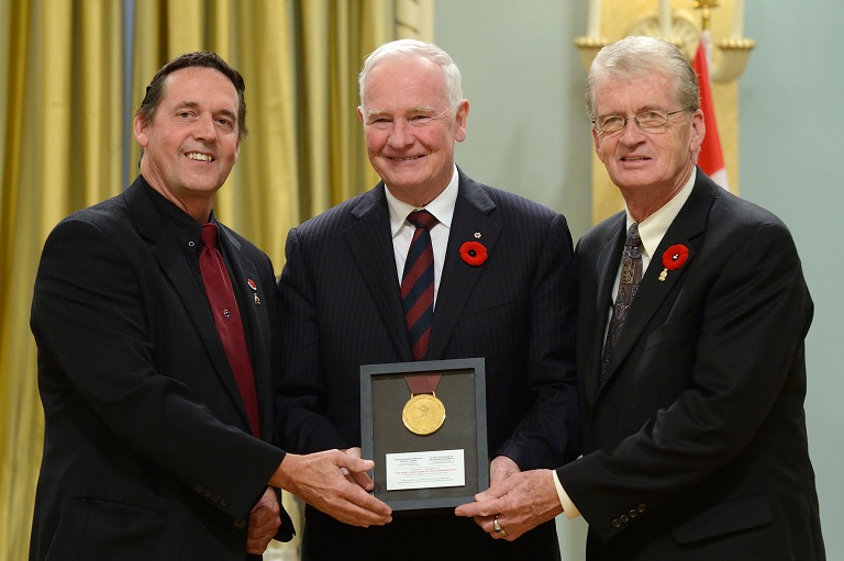 Le comité acceptant leur prix à Rideau Hall, Ottawa, 2014.