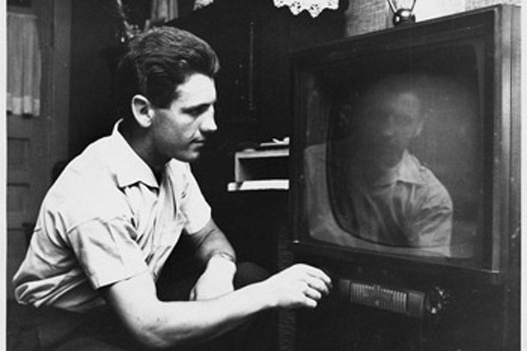 photo noir et blanc homme devant sa télé