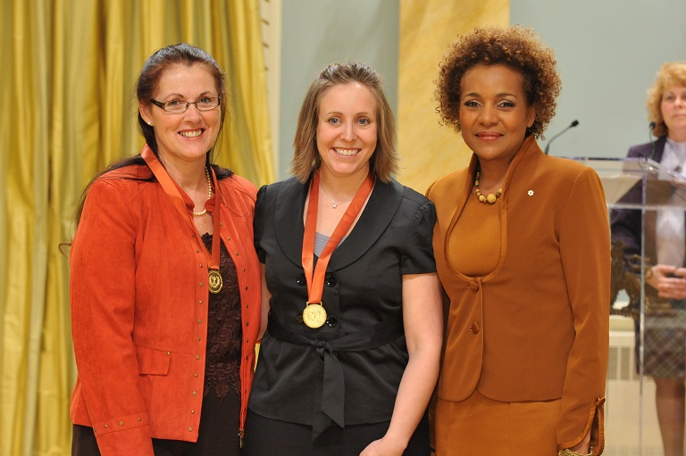 Alison England et Karen Wight acceptant leur prix à Rideau Hall, 2009.