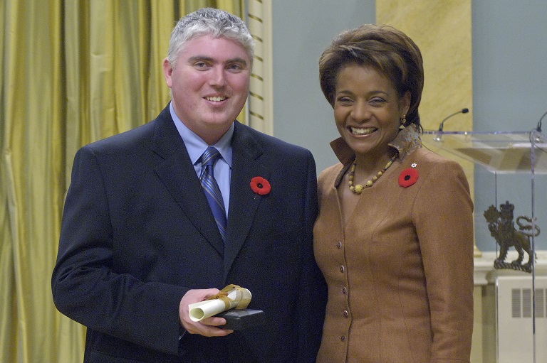 John MacPhail acceptant son prix à Rideau Hall, 2007.