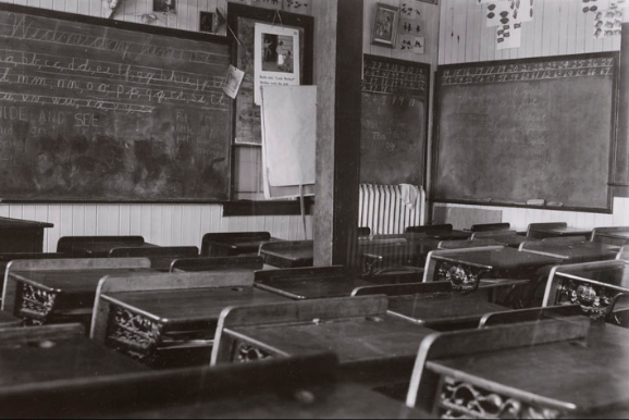 Classe vide avec deux tableaux noirs