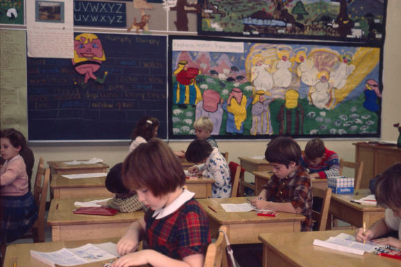 Photo en couleur d'une salle de classe avec des dessins au mur