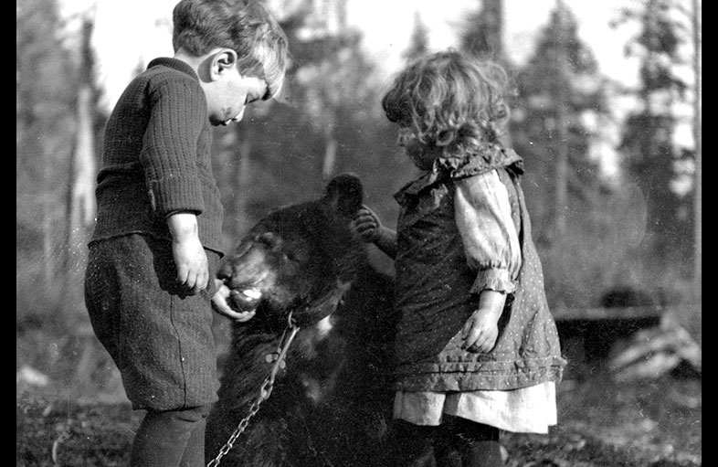 Deux enfants et un ours