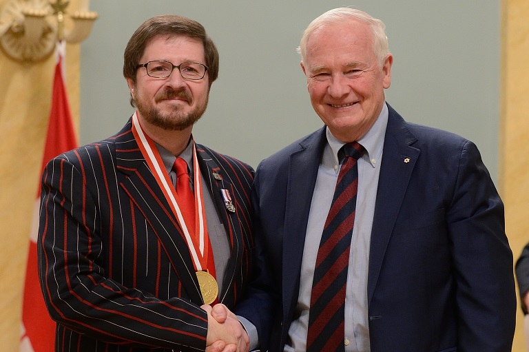Neil Orford acceptant son prix à Rideau Hall, 2013.