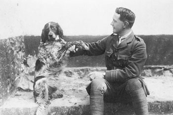 Photo archive noir et blanc John McCrae avec son chien