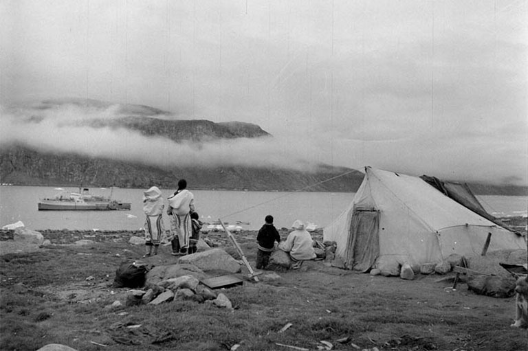 photo noir et blanc Inuits Nord-Ouest