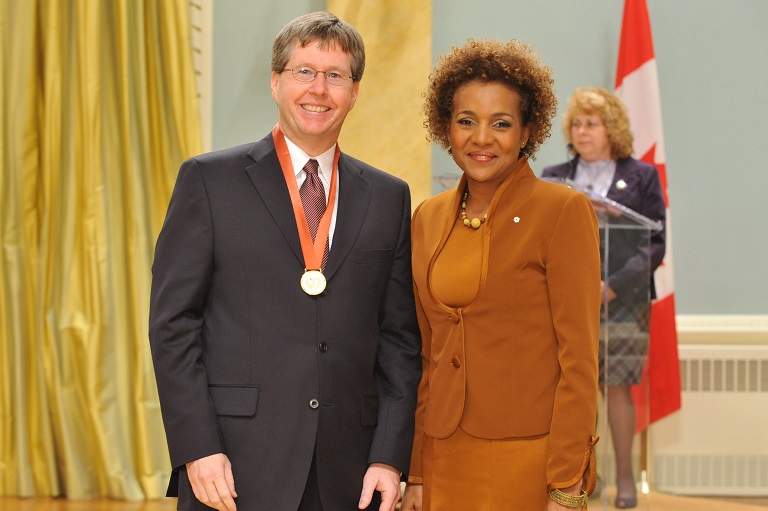 Brent Pavey acceptant son prix à Rideau Hall, 2009. 