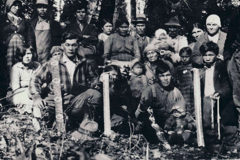 Photo en noir et blanc de membres d'une nation algonquine.