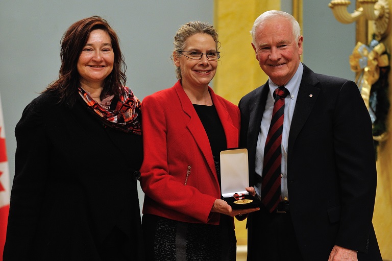 Lindae Stokes et Cynthia Klaassen acceptant le prix au nom de Calgary Heritage Initiatives Society à Rideau Hall, 2012.