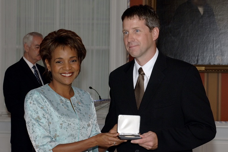 Blake Seward acceptant son prix à Rideau Hall, Ottawa, 2006.
