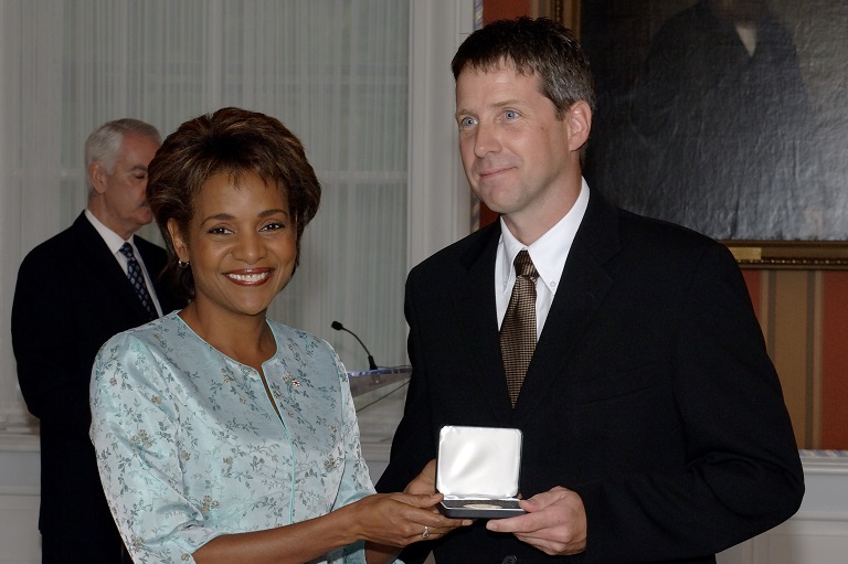 Blake Seward acceptant son prix à Rideau Hall, Ottawa, 2006.