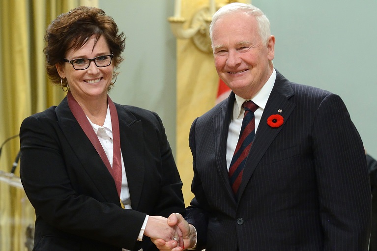 Connie Wyatt Anderson acceptant son prix à Rideau Hall, 2014.